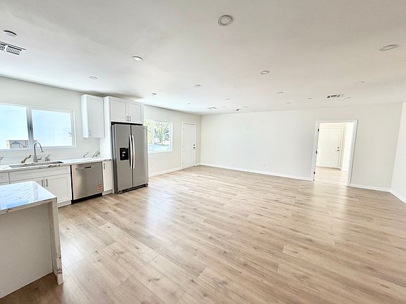 5th image of 10639 Whitegate Ave