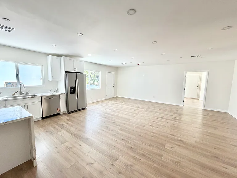 10639 Whitegate Ave — Photo 5