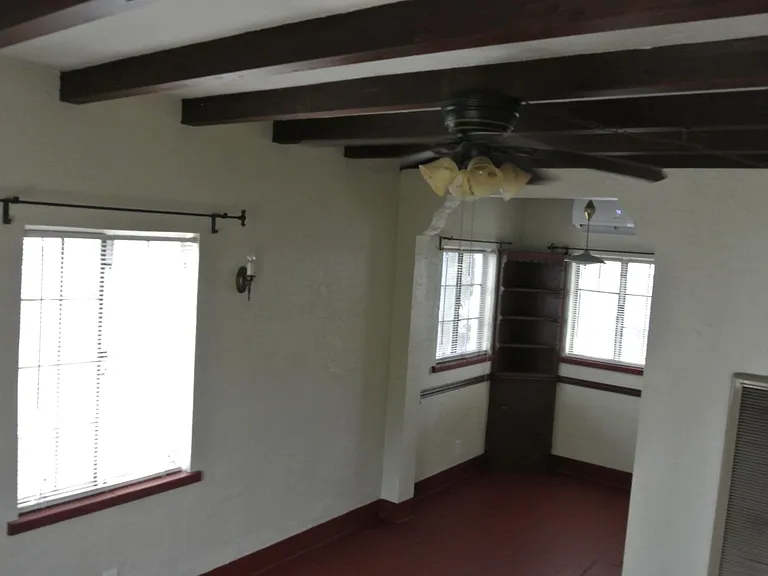 228 N Tyndall Ave — Photo 2