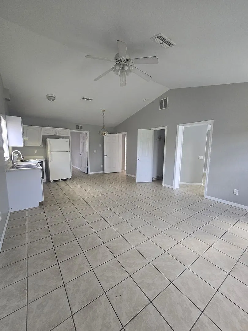 102 Drake St - 2 Bed, 1 Bath For Rent — Photo 4