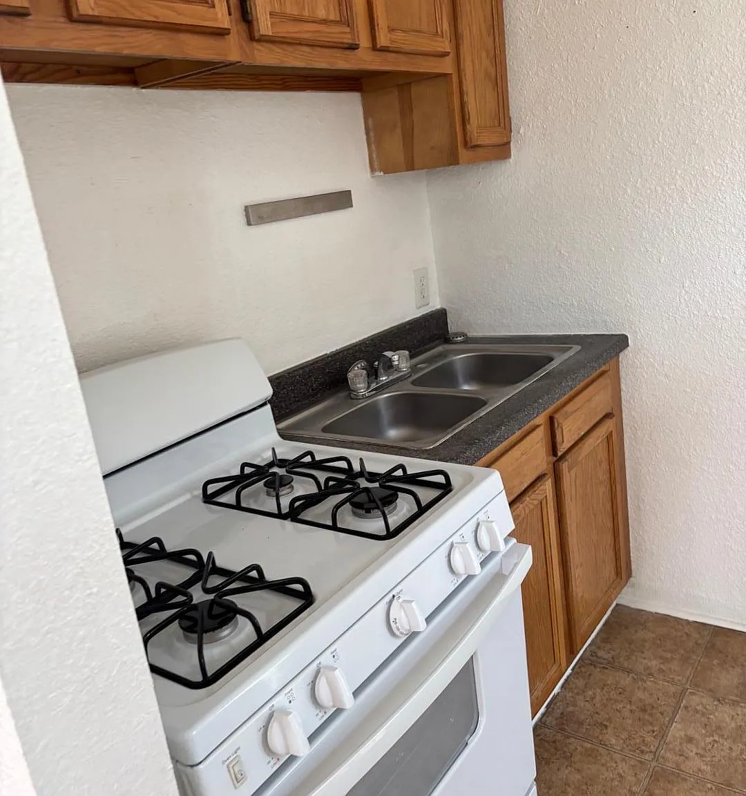 1 bed, 1.0 bath, 400 sqft, $750 — Photo 2