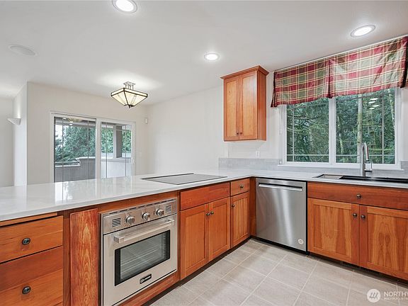 4th image of 245 W St James Place