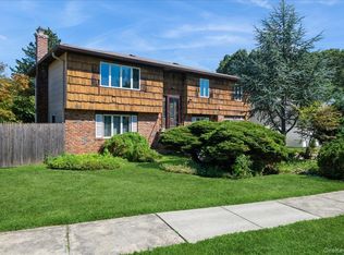 10 Marsulin Dr, Syosset, NY 11791