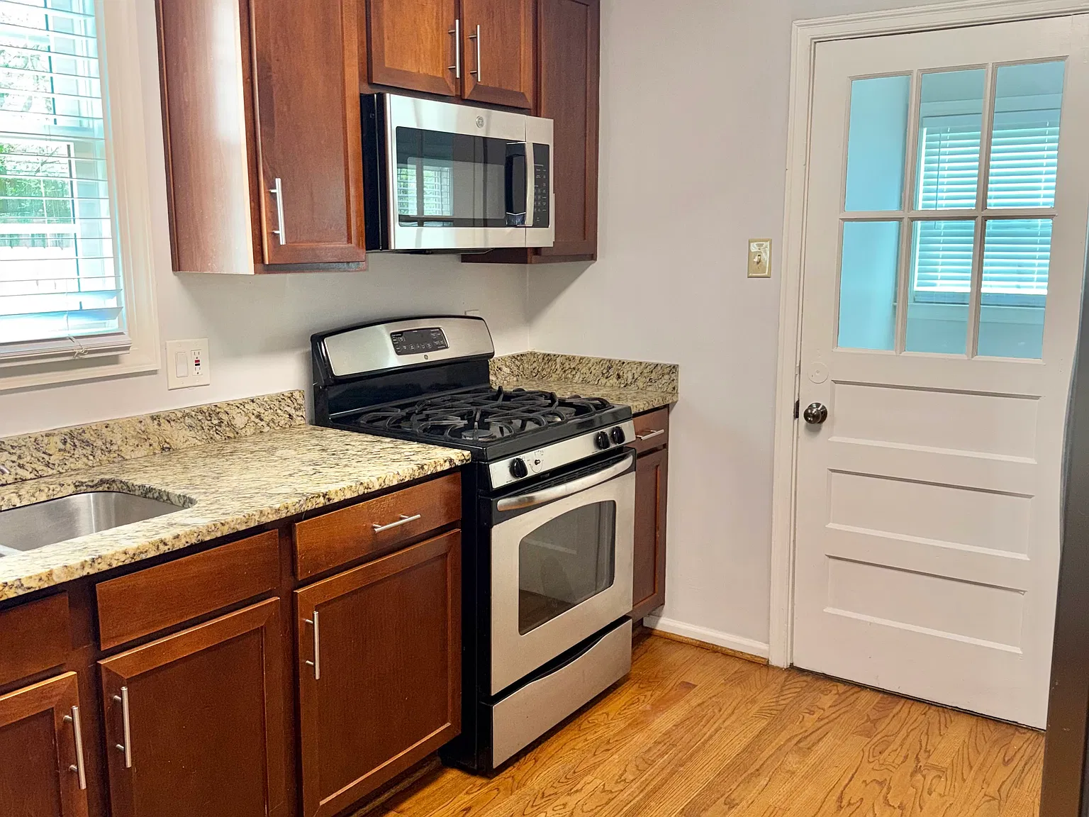4 bed, 2236 sqft, $4,100 — Photo 3