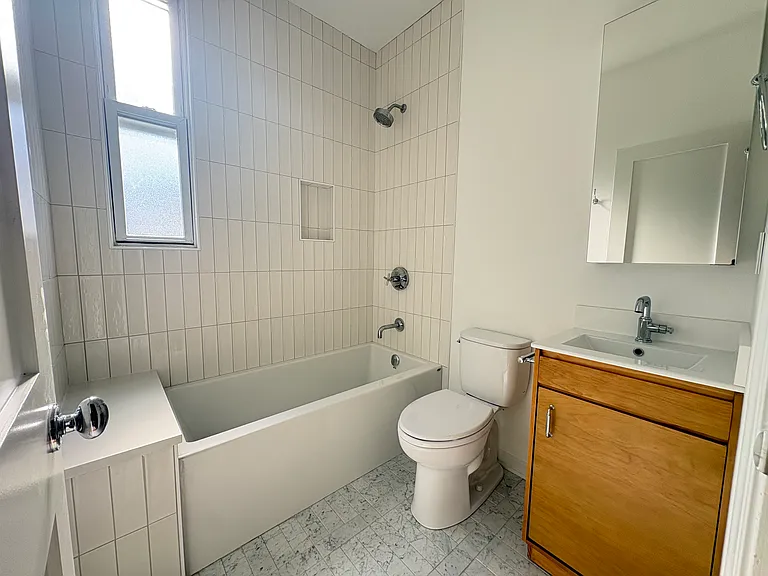 1325 W Barry Ave #1R — Photo 2