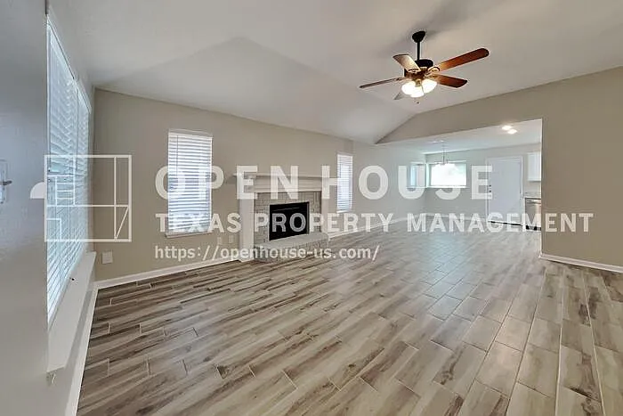 709 Stonebrooke Dr — Photo 3
