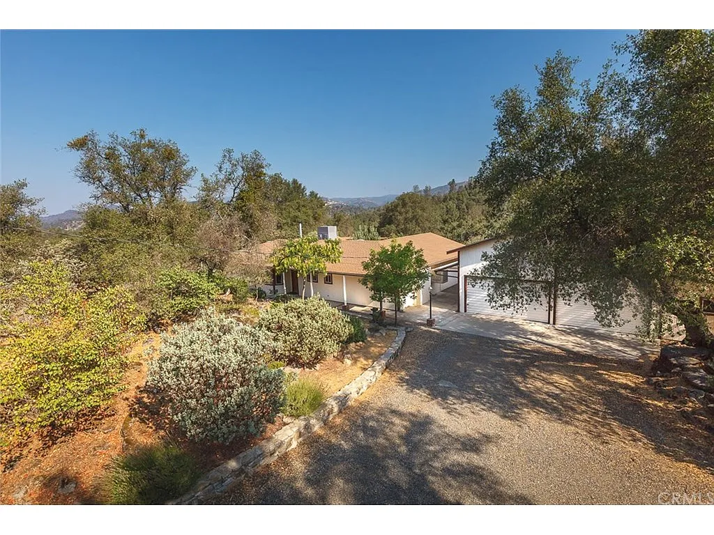 4889 Daffodil Dr photo 1
