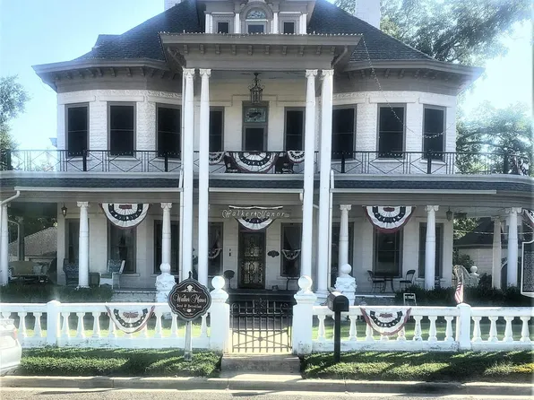 214 E Commerce Ave, Gladewater, TX 75647