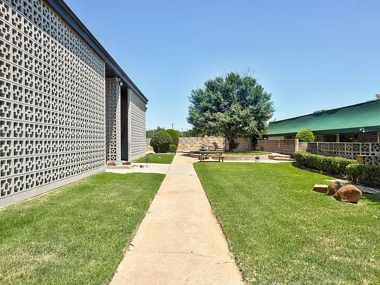 1325 W Lindsey St — Photo 45