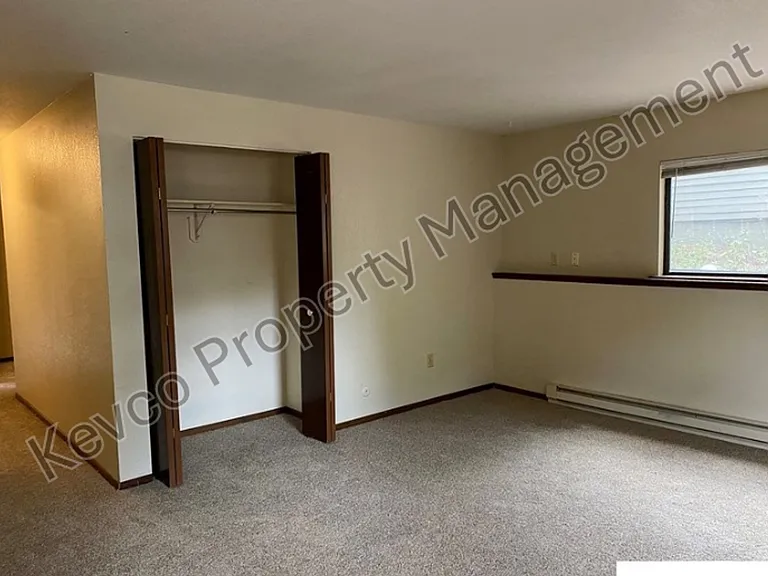 620-622 Endicott St — Photo 3