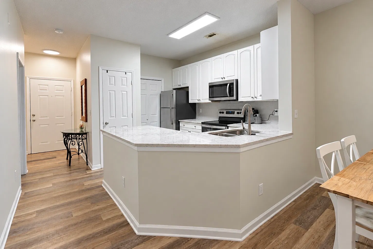 2 bed, 968 sqft, $2,000 — Photo 2