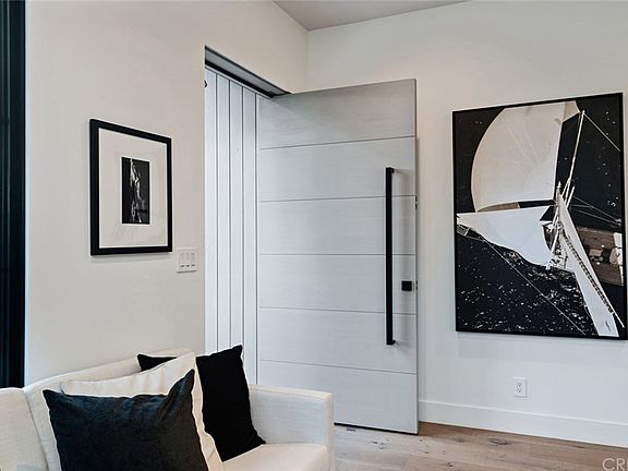4th image of 4437 Clybourn Ave