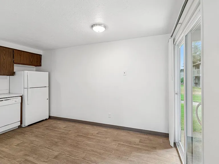 Sequoia Apartments — Photo 11
