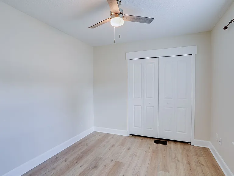1033 N Hampton Ave — Photo 18