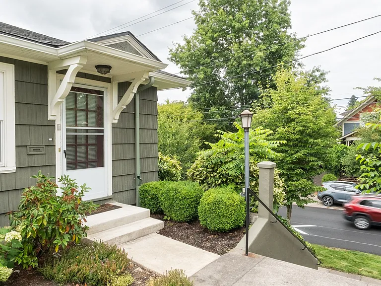 2310 NE Weidler St — Photo 17
