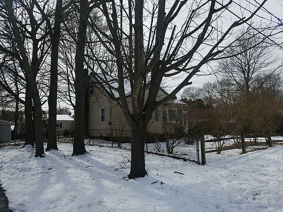 3rd image of 32 Schenk Dr