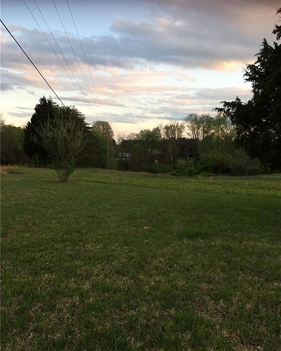 1st image of Wyckcliff Dr