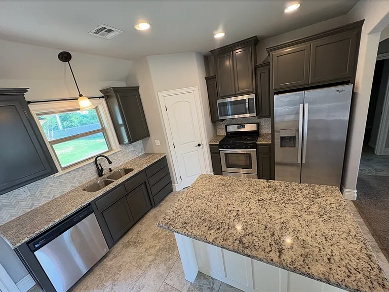 635 Meadows Cir — Photo 11