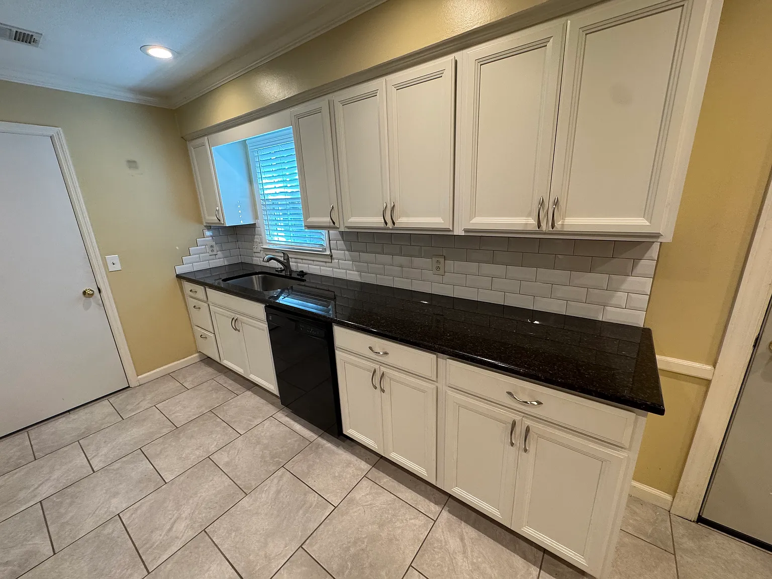 4 bed, 1864 sqft, $2,195 — Photo 4