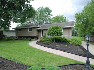 654 S Concord Rd, Oconomowoc, WI 53066