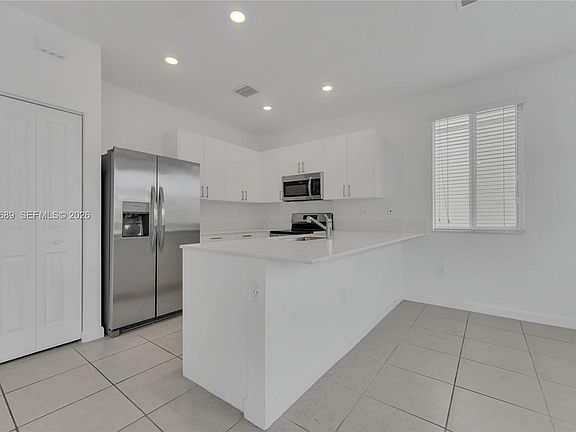 5th image of 725 SE 14th Ct