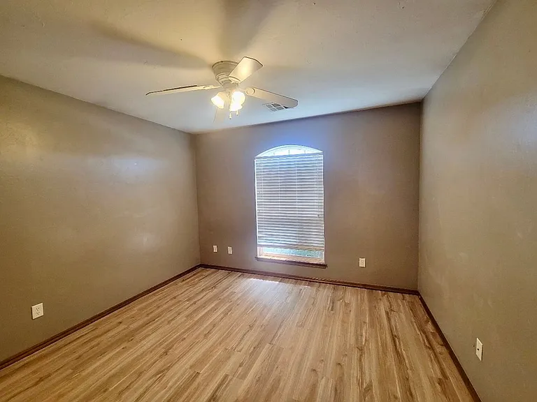 629 Loyd Ln — Photo 13