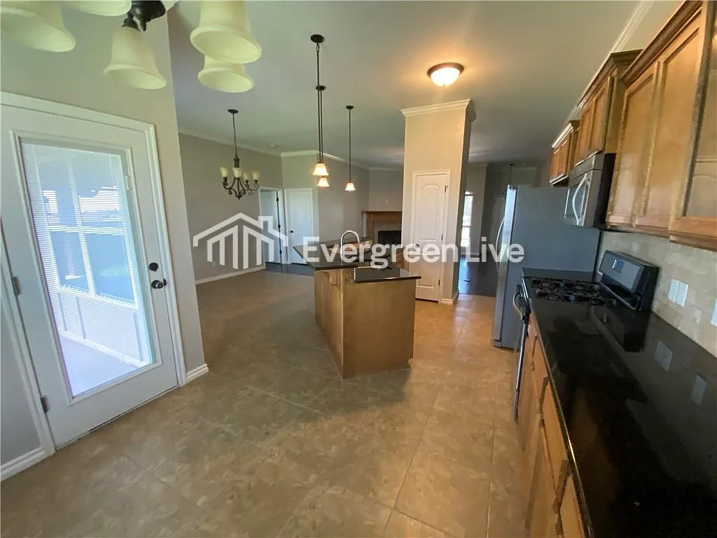 4 bed, 2.0 bath, 1823 sqft, $1,595 — Photo 4