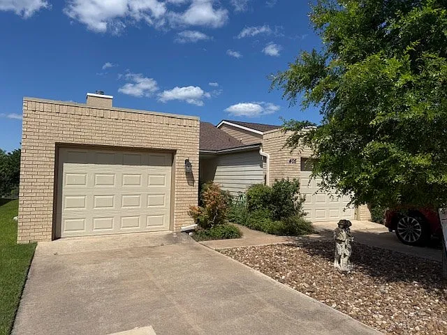 405 Summit Cir — Photo 2