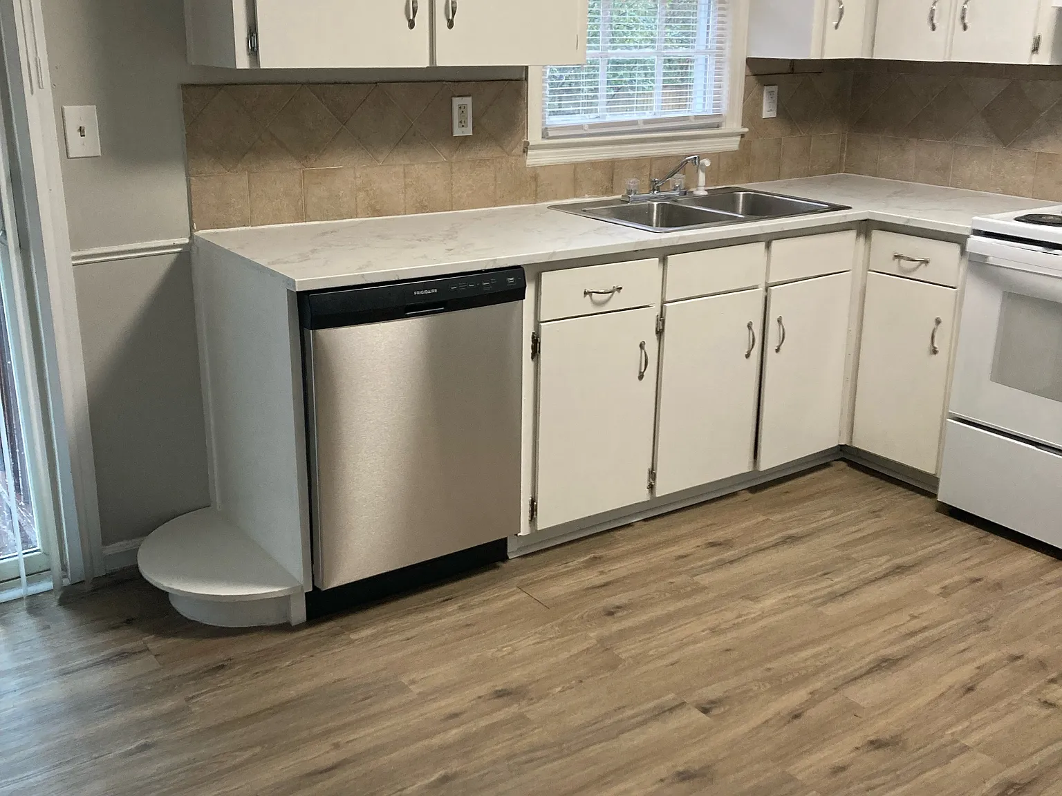 4 bed, 2.0 bath, 1300 sqft, $1,295 — Photo 4