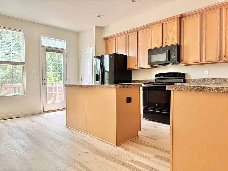 127 Streamview Dr — Photo 4