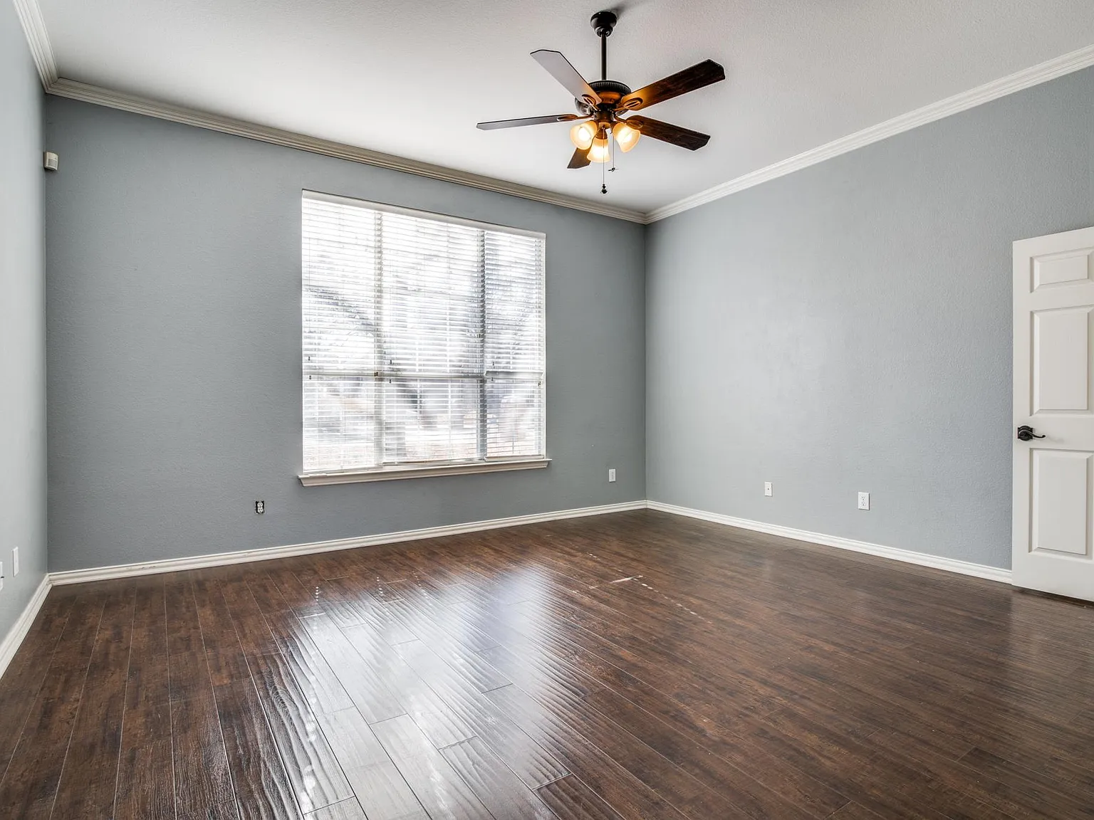 1920 Hillcroft Dr — Photo 2