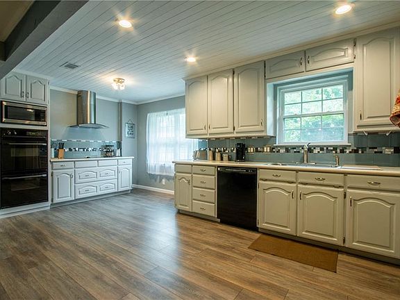 4th image of 1001 Bedford Ct W