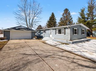 786 Red Oaks Dr, Howell, MI 48843