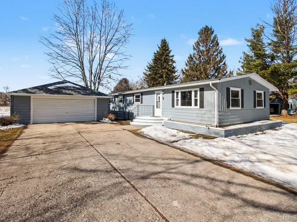 786 Red Oaks Dr, Howell, MI 48843