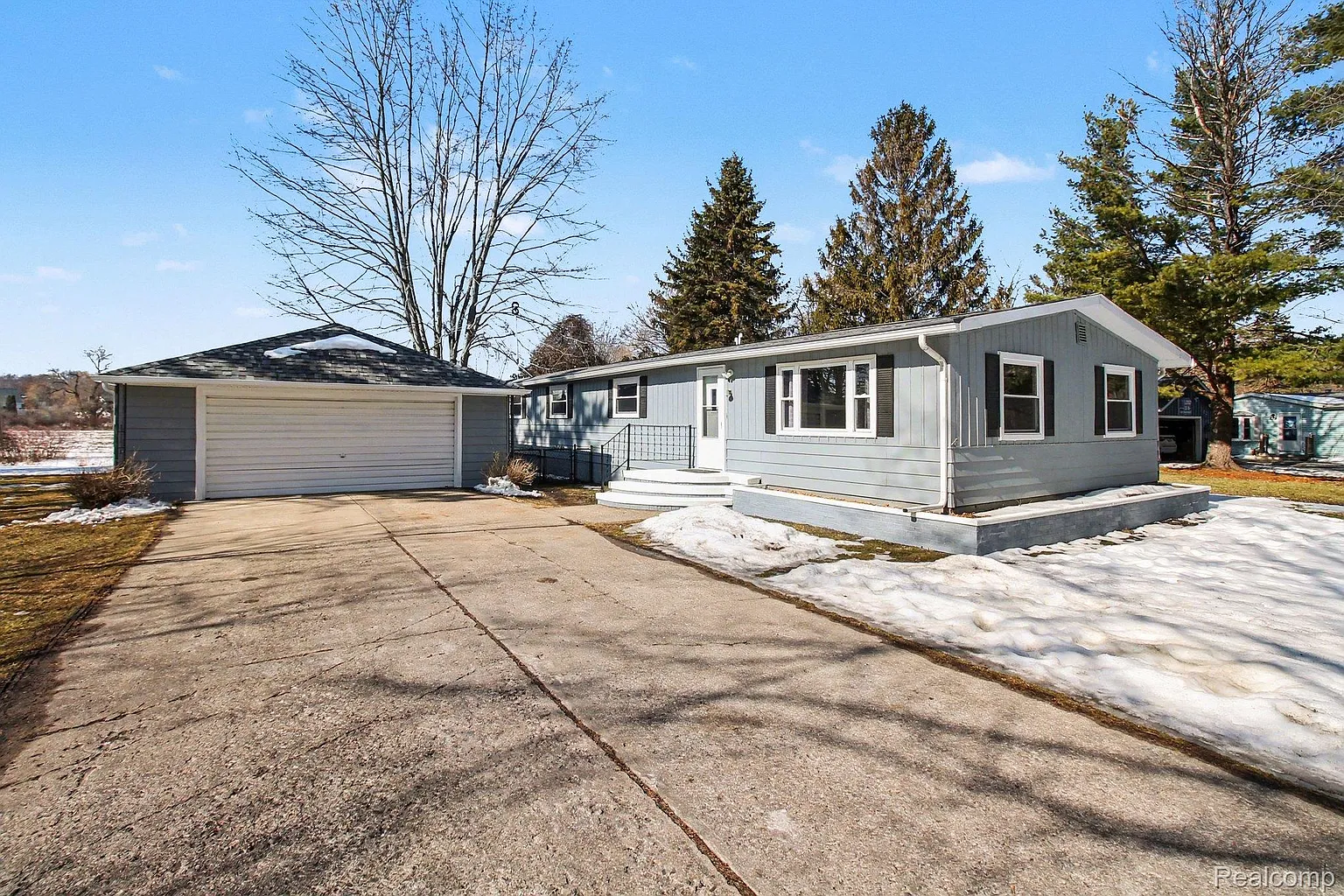 786 Red Oaks Dr photo 1