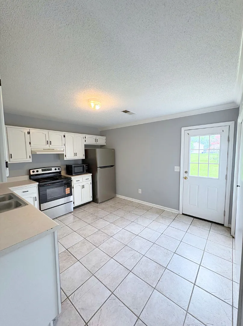 3455 Hedge Dr — Photo 3