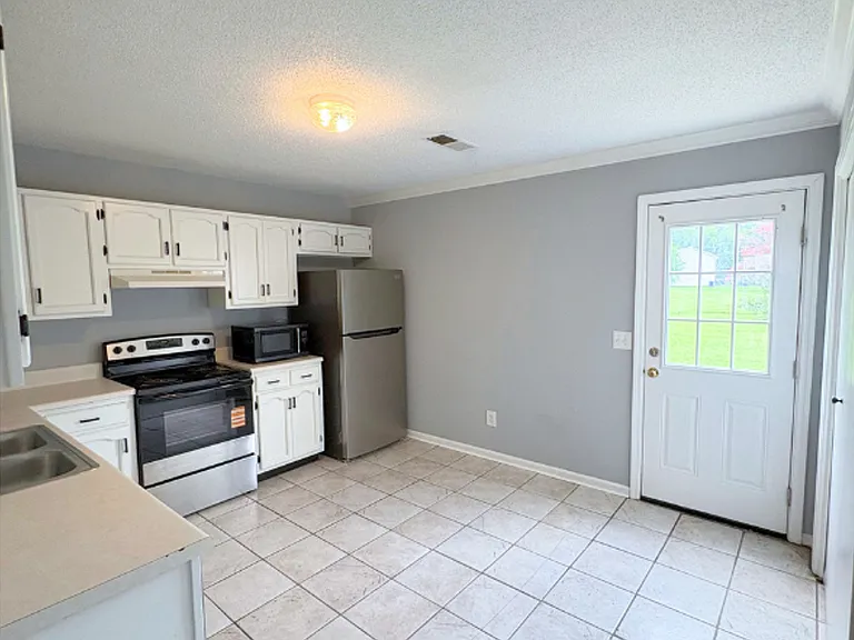 3455 Hedge Dr NE — Photo 3