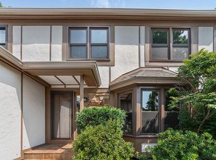 1137 Wheaton Oaks Dr, Wheaton, IL 60187