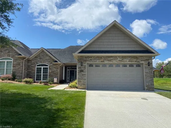 121 Greystone Ln, Mount Airy, NC 27030