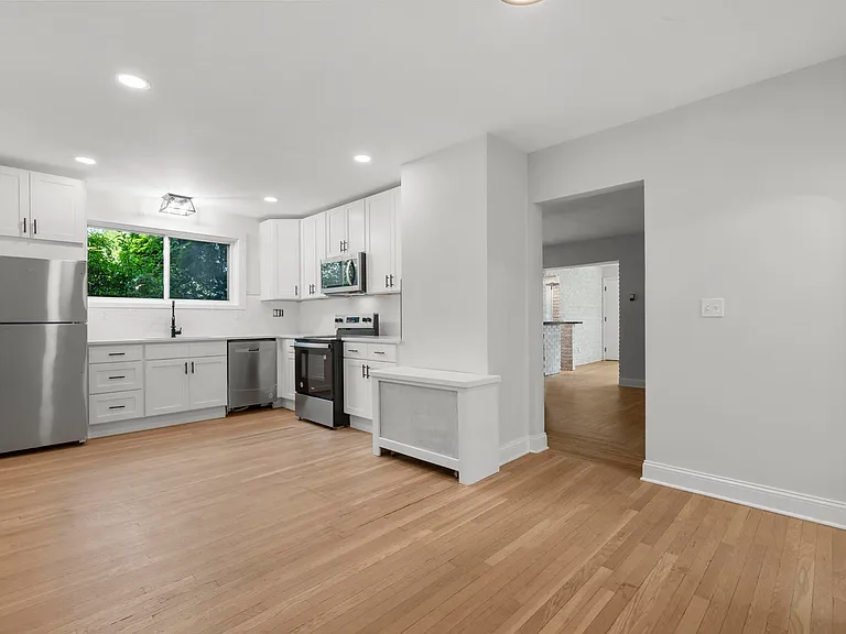 1070 Whitney Ave #1 — Photo 12