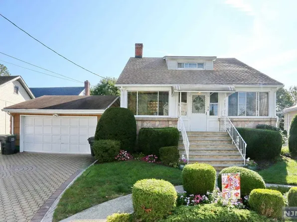 9 Esser Pl, Bergenfield, NJ 07621