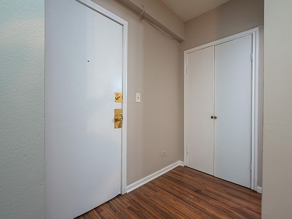 5th image of 5511 N Kenmore Ave APT 401