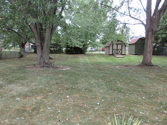 3rd image of 1128 Thomas Dr