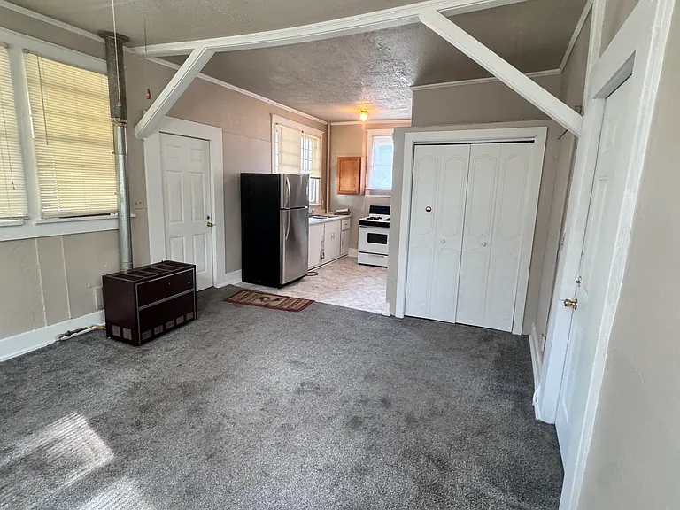 426 N Hoover Ave — Photo 2