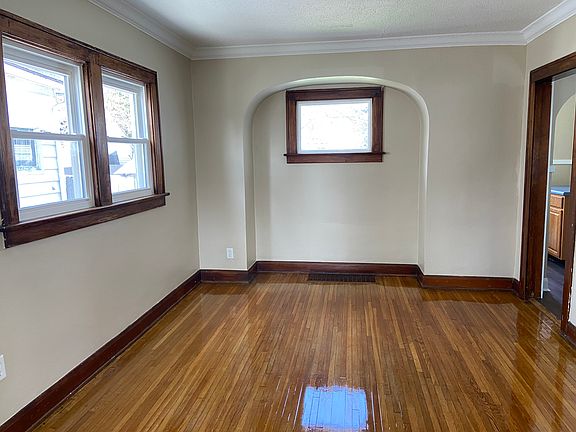 3rd image of 531 E Oakland St