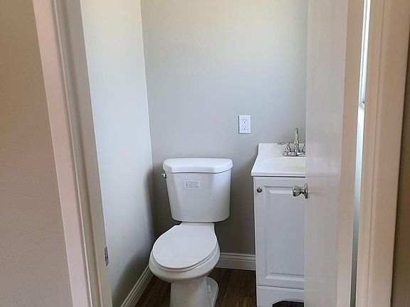 5th image of 915 Vegas Dr