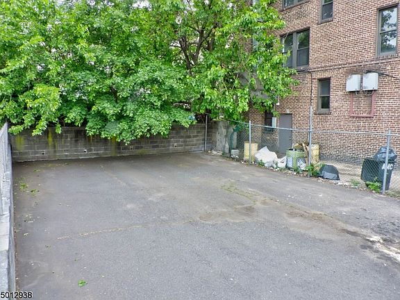 5th image of 144 Jefferson Ave