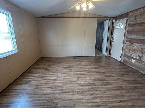 3rd image of 2718 Crestview Dr