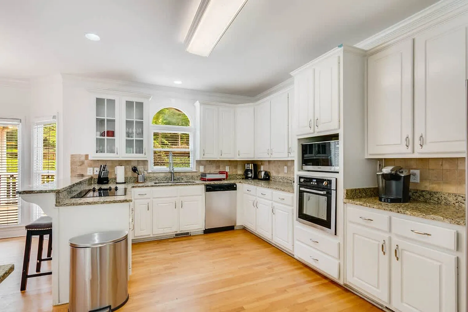 5 bed, 3.0 bath, 3046 sqft, $7,713 — Photo 3