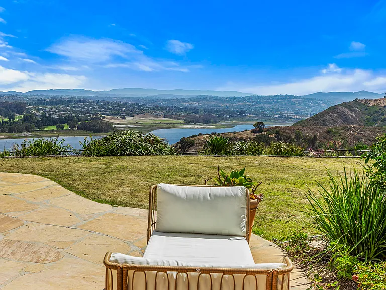 1807 Amalfi Dr — Photo 30